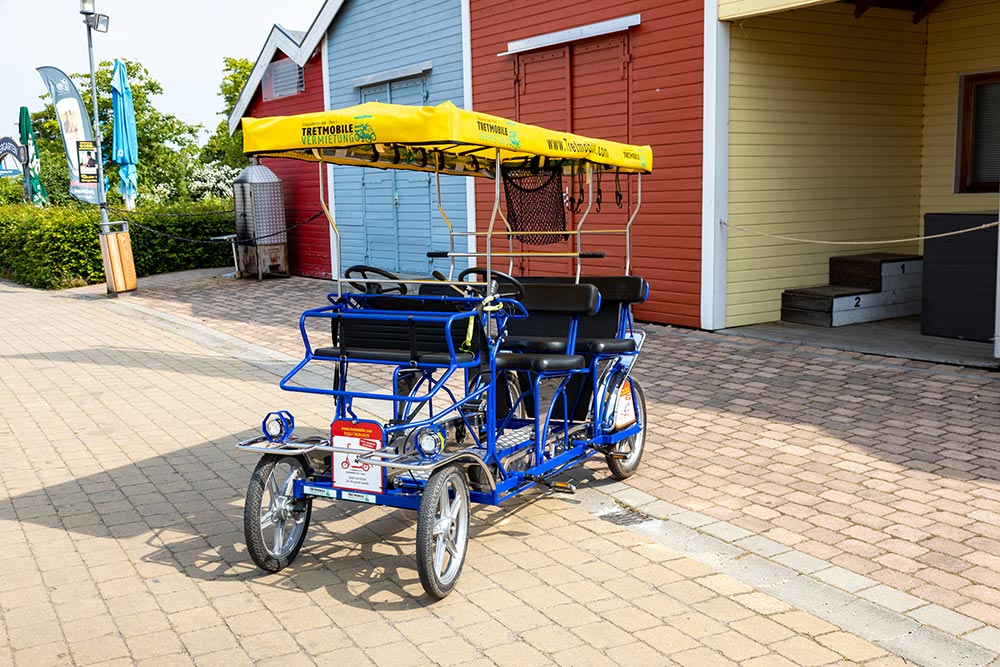 Tretmobil mindestens 4 Sitzplätze